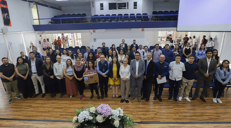 UAQ premia talento,“Tesis en tres minutos” 4 UAQ premia