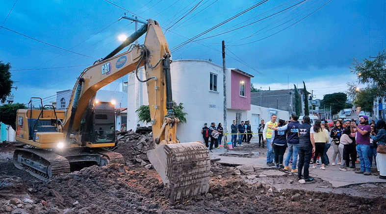 Felifer Macías supervisa rehabilitación de calle Obreros y entrega apoyos 3 calle Obreros