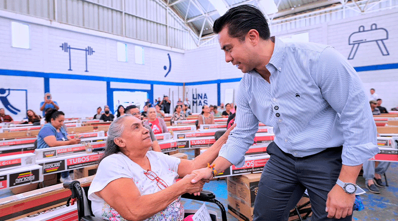 Felifer Macías entrega calentadores solares con "Tu Vivienda en Acción". 4 Tu Vivienda