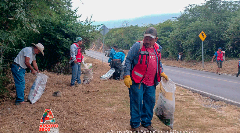 Servicios Municipales de Arroyo Seco Recolectan Basura en la Carretera Federal 69 2 Federal 69