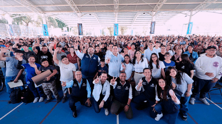 Felifer entrega laptops del programa Conectados 1 laptops