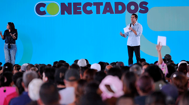 Felifer entrega laptops del programa Conectados 2 laptops