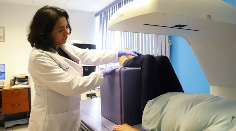 Enfatiza UAQ cuidado integral de la salud ósea, para prevenir osteoporosis 4 osteoporosis 3