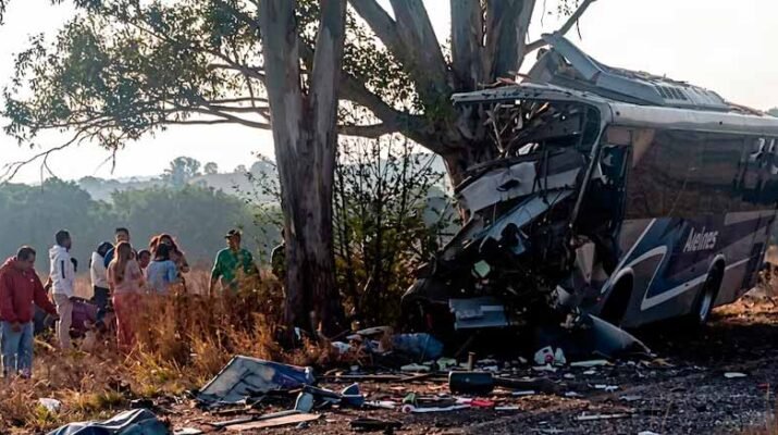 Choque de autobús en Amealco deja 9 muertos y al menos 24 lesionados