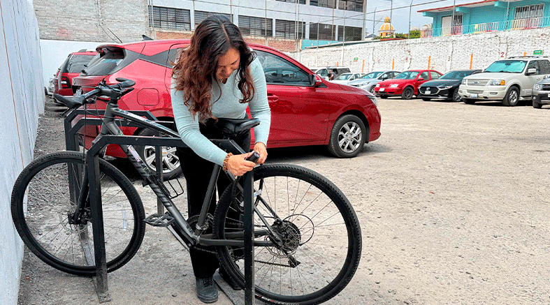 Felifer Macías habilita biciestacionamientos 2 biciestacionamientos