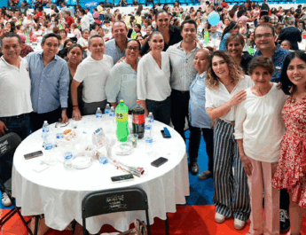 asiste a festejo