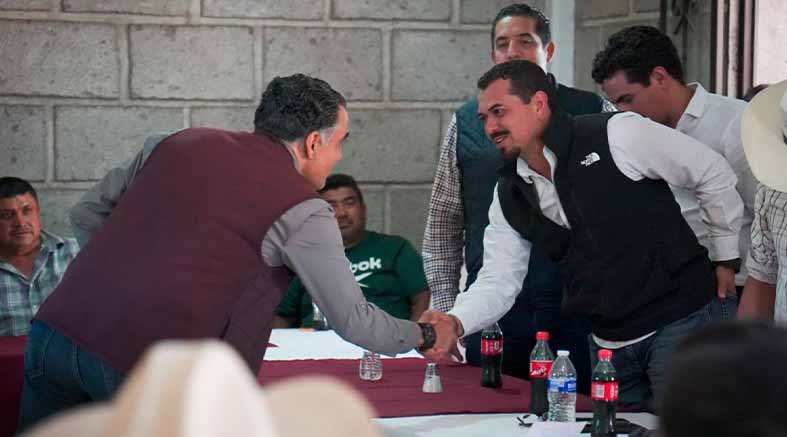 Beto Nava fortalece coordinación con INSUS en Pedro Escobedo 2 con INSUS