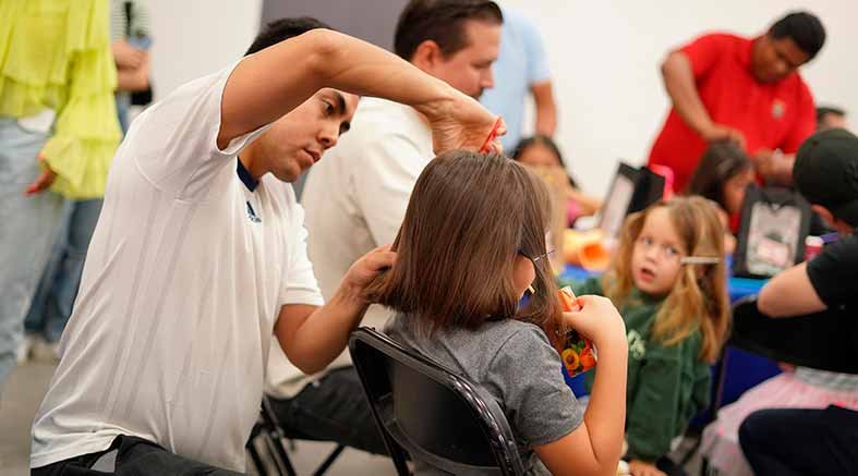 Taller "Manos de Papá" en Corregidora 2 Manos de