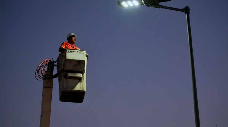 Supervisa Felifer Macías instalación de luminarias en Libramiento Surponiente 2 instalación de