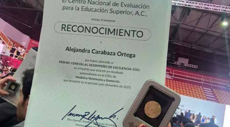 Reconocimiento Ceneval para egresada de la UAQ 2 para egresada