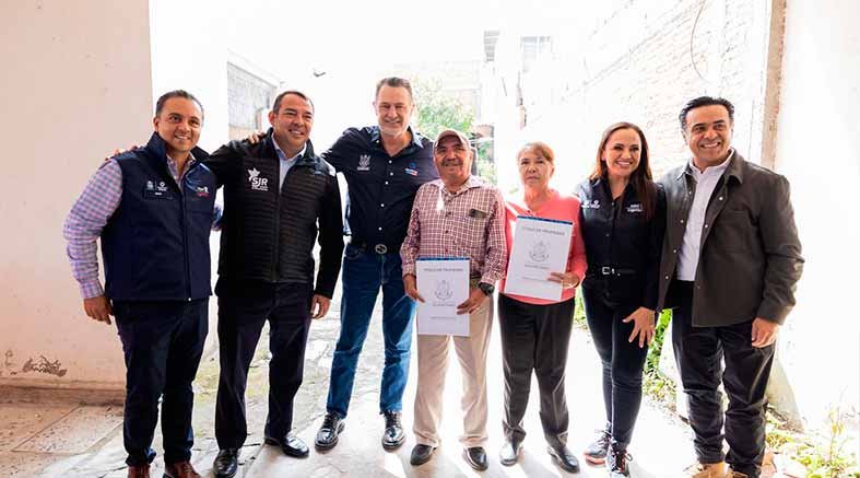 Familias de San Juan del Río reciben títulos de propiedad 4 reciben títulos