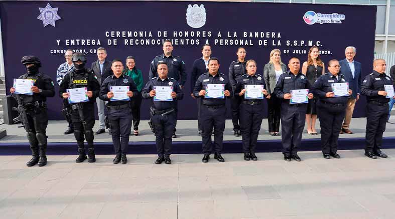 Chepe Guerrero reconoce a 50 policías en Corregidora 4 reconoce a 50
