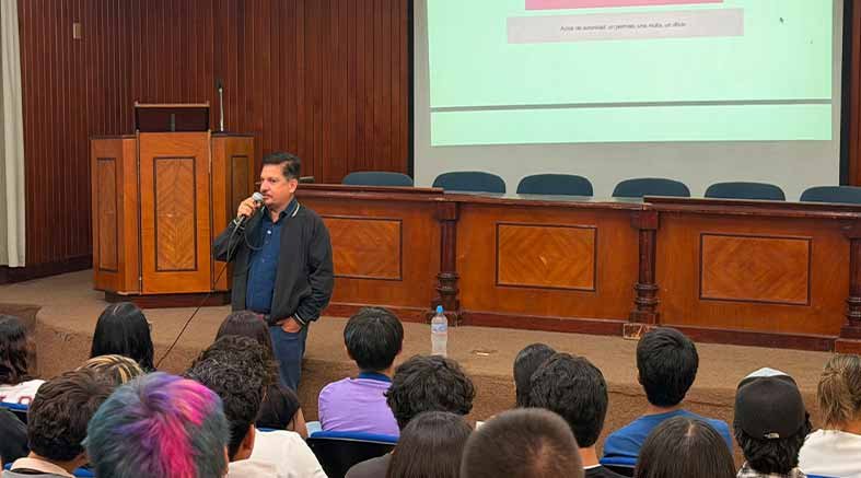 Luis Humberto dialoga con la UAQ 4 Humberto dialoga