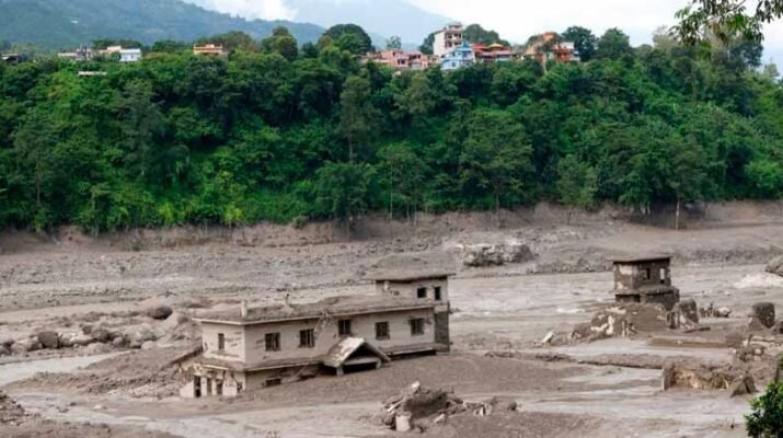 Riada en Nepal golpeó con fuerza al menos tres localidades 1 Riada