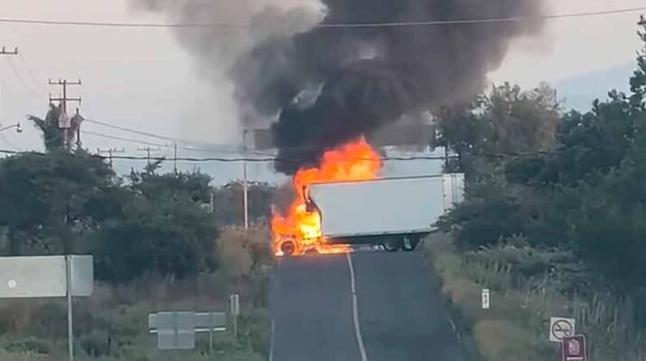 Se registran bloqueos y quema de vehículos en Michoacán 1 Se registran