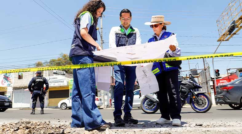Supervisa Chepe Guerrero construcción de parada de autobús en Avenida Candiles 3 parada de