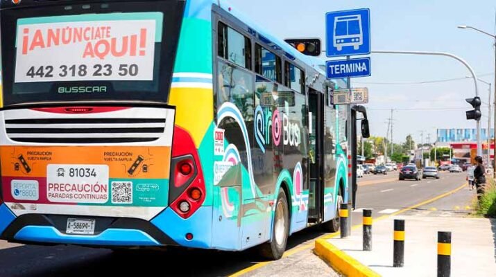 Supervisa Chepe Guerrero construcción de parada de autobús en Avenida Candiles 1 parada de