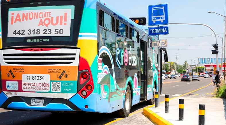 Supervisa Chepe Guerrero construcción de parada de autobús en Avenida Candiles 4 parada de