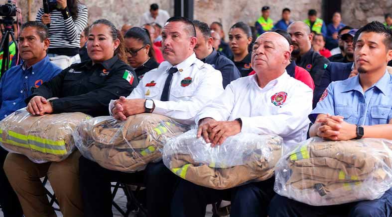 Laredo dona camión de bomberos y equipo a Corregidora 2 Laredo dona