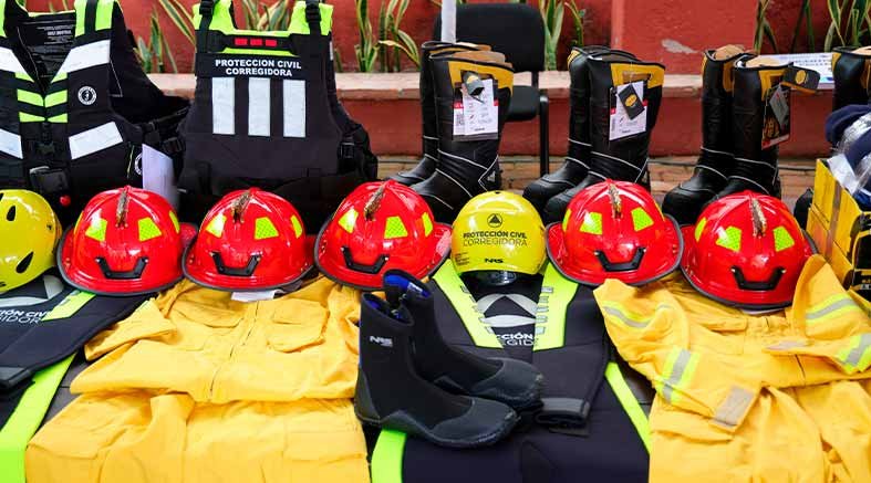 Entrega Chepe Guerrero equipo e incentivos a Protección Civil 2 incentivos a