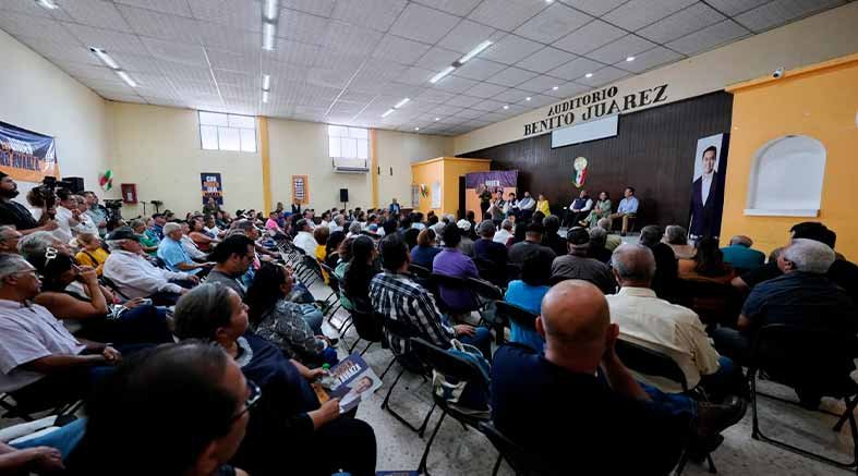 Felifer Macías mantiene diálogo con sectores de Querétaro 2 sectores de