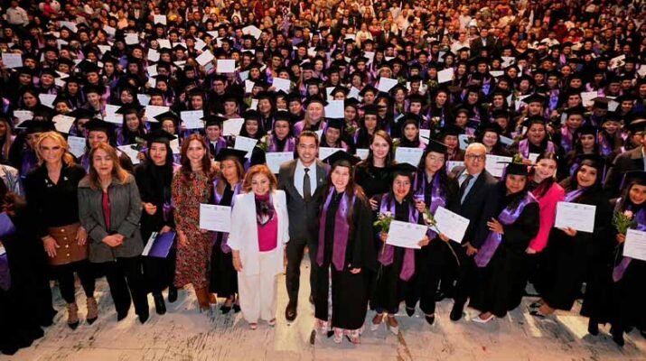 451 alumnas