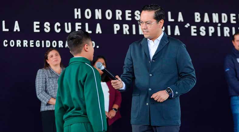 Chepe lleva apoyos a estudiantes de primaria en Corregidora 2 Chepe lleva