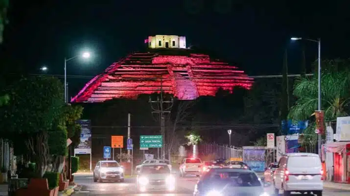 Chepe Guerrero ilumina de rosa la Pirámide de El Pueblito 1 Pirámide de