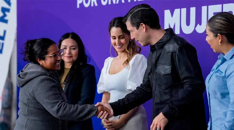 Rodrigo Monsalvo escucha necesidades de las mujeres en El Marqués 2 escucha necesidades